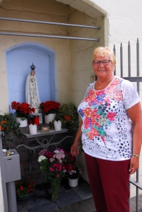 kapelletje Tongerseweg Sibilla Tillie verzorgt de bloemen in de kapel