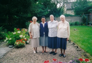 Missiezuster Elisabeth op bezoek. v.l.n.r. zuster Thérèse, zuster Elisabeth, zuster Johanna en zuster Adrienne