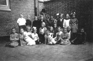 klassefoto meisjesschool + enkele jongens